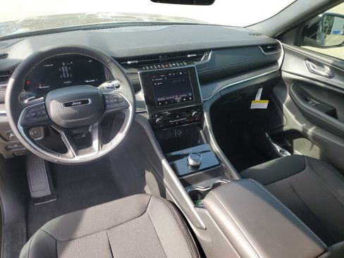 New 2025 Jeep Grand Cherokee Laredo image 8