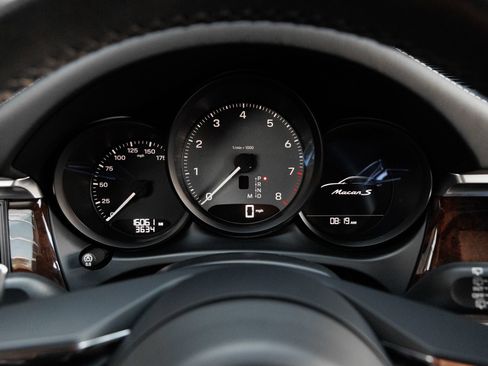 Certified 2023 Porsche Macan S AWD/4WD image 17