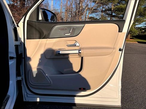 Used 2025 Mercedes-Benz GLB 250 4MATIC image 19