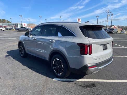 Used 2025 Kia Sorento S w/ Panoramic Sunroof Package image 14