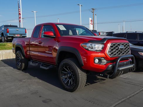 Certified 2022 Toyota Tacoma TRD Off-Road AWD/4WD image 2
