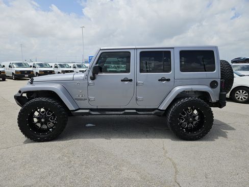 Used 2016 Jeep Wrangler Unlimited Sahara w/ Max Tow Package AWD/4WD image 4