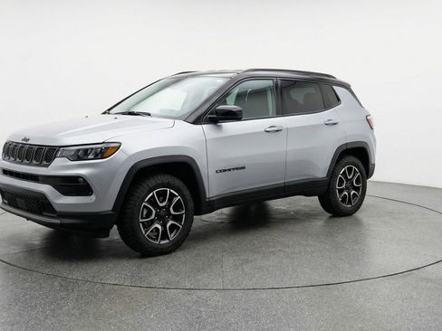 Used 2025 Jeep Compass Trailhawk AWD/4WD image 3