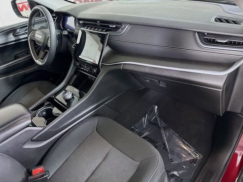 Used 2023 Jeep Grand Cherokee Laredo w/ Luxury Tech Group I AWD/4WD image 32