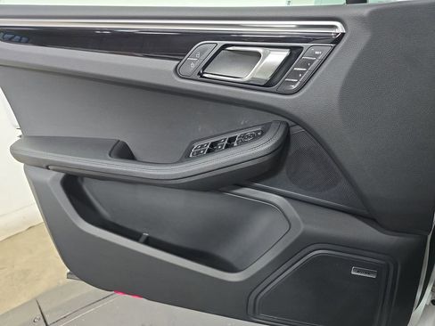 Certified 2025 Porsche Macan image 22