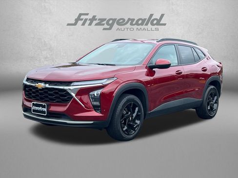 Used 2025 Chevrolet Trax LT FWD image 2