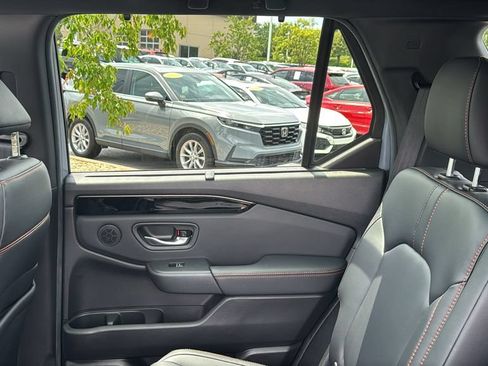 Used 2025 Honda Pilot TrailSport image 27