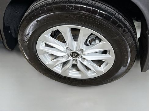Certified 2025 Toyota Corolla Cross LE w/ Moonroof Package FWD image 9