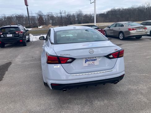 Used 2023 Nissan Altima 2.5 SR w/ SR Premium Package image 6