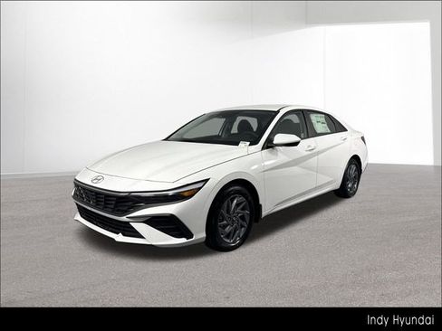 Used 2025 Hyundai Elantra Hybrid FWD image 12