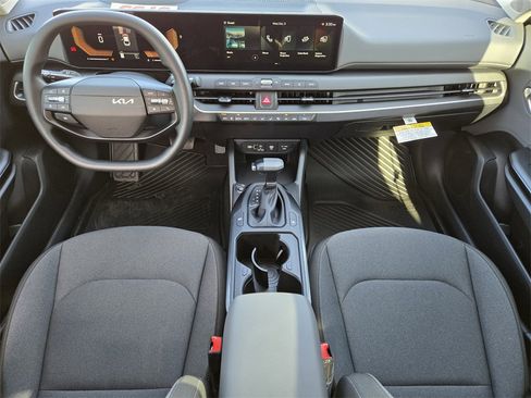 New 2025 Kia K4 LXS image 18