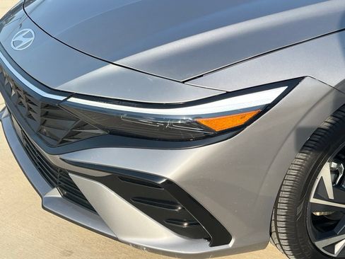 Used 2025 Hyundai Elantra Limited FWD image 4