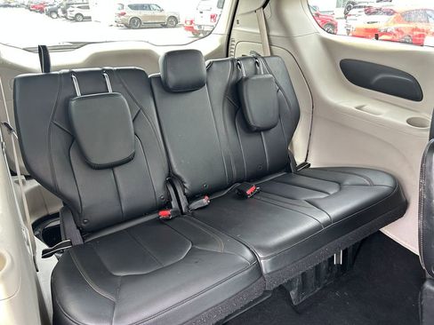 Used 2020 Chrysler Pacifica Touring-L FWD image 35