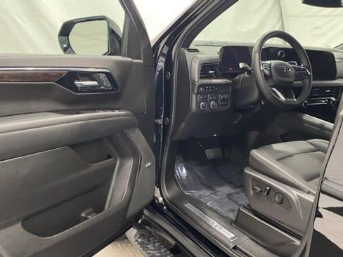 Used 2025 Chevrolet Tahoe Z71 w/ Comfort Package image 31