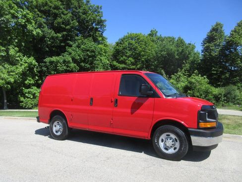 Used 2017 Chevrolet Express 2500 RWD image 3