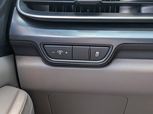 Used 2025 Kia Carnival FWD image 27