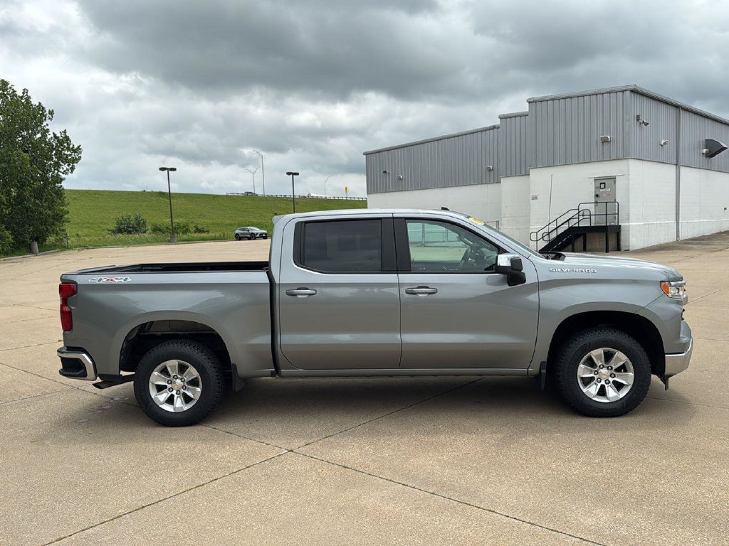 Used 2025 Chevrolet Silverado 1500 LT AWD/4WD image 8