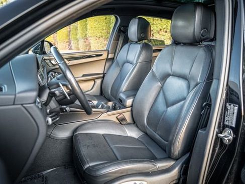 Used 2023 Porsche Macan Turbo image 32