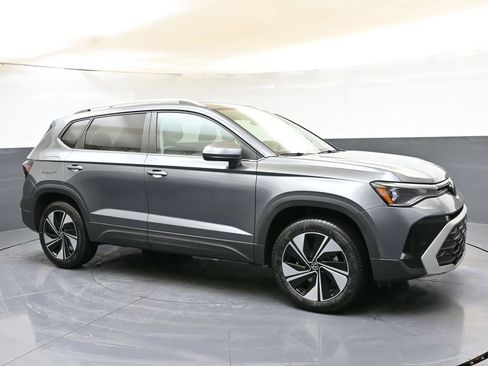 Used 2025 Volkswagen Taos SE w/ Panoramic Sunroof Package AWD/4WD image 7