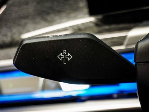 Used 2023 BMW 760i xDrive w/ Luxury Rear Seating Package image 22