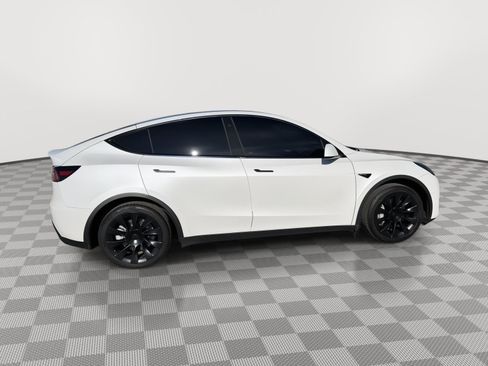 Used 2022 Tesla Model Y Long Range image 8