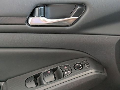 Used 2025 Nissan Altima 2.5 SV FWD image 13