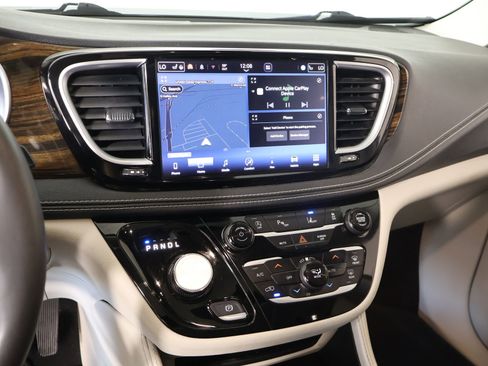 Used 2023 Chrysler Pacifica Limited image 5