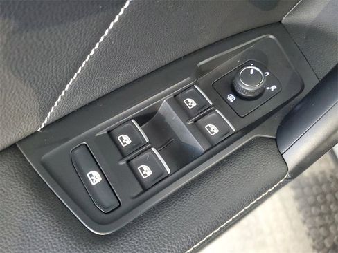 Used 2023 Volkswagen Tiguan SE R-Line image 18