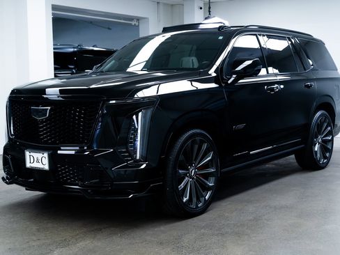 Used 2025 Cadillac Escalade V image 3