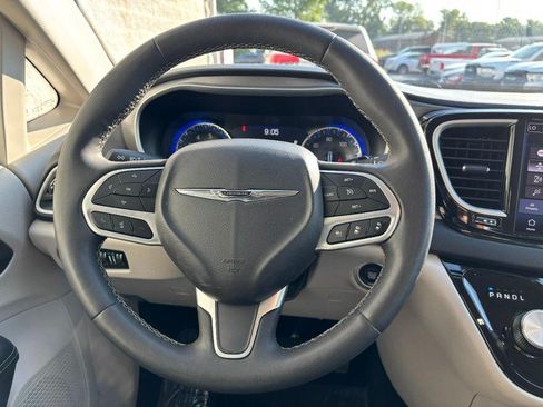 Used 2023 Chrysler Pacifica Touring-L FWD image 16