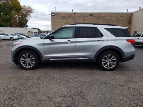 Used 2020 Ford Explorer XLT w/ Equipment Group 202A image 3