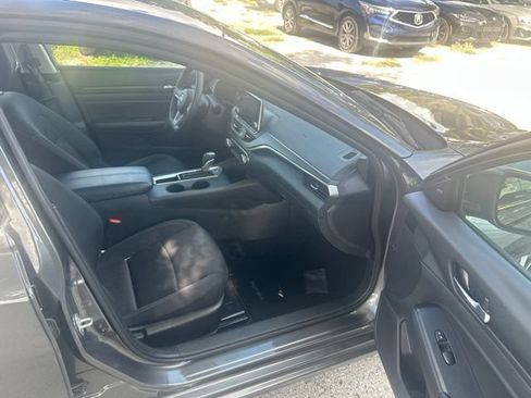 Used 2025 Nissan Altima 2.5 SV FWD image 9