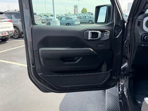 Used 2025 Jeep Wrangler Unlimited Sahara AWD/4WD image 13
