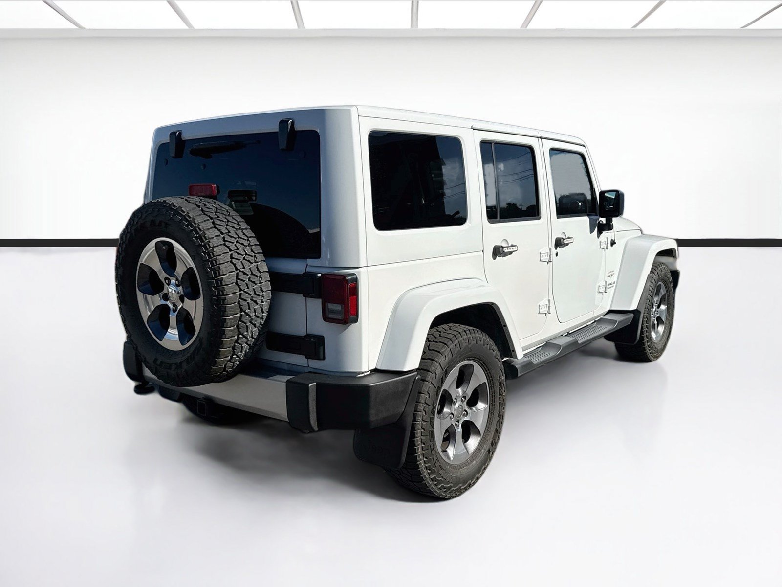 Used 2017 Jeep Wrangler Unlimited Sahara w/ Connectivity Group AWD/4WD image 4