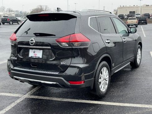 Used 2018 Nissan Rogue SV image 3