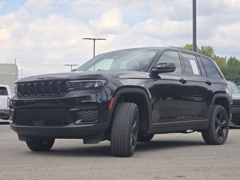 Used 2023 Jeep Grand Cherokee Altitude AWD/4WD image 10