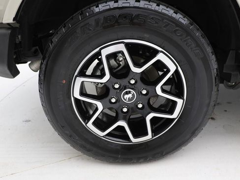 Used 2025 Ford Bronco Outer Banks image 9