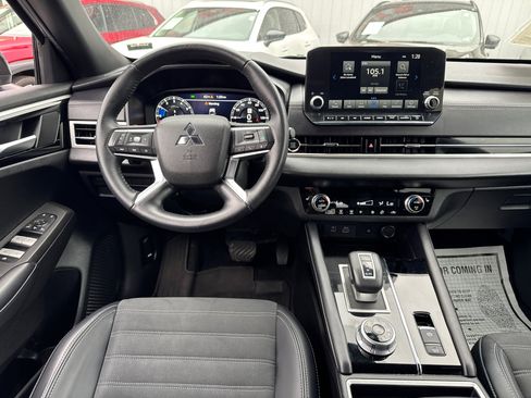 Used 2024 Mitsubishi Outlander SE Black Edition FWD image 8
