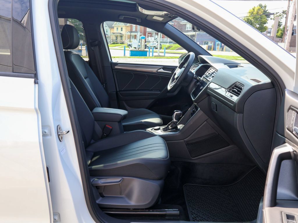 Certified 2024 Volkswagen Tiguan SE R-Line AWD/4WD image 28