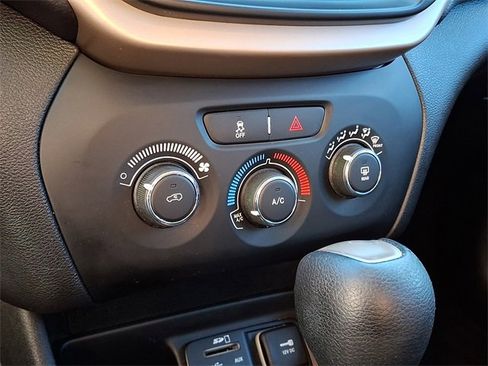 Used 2018 Jeep Cherokee Latitude image 15