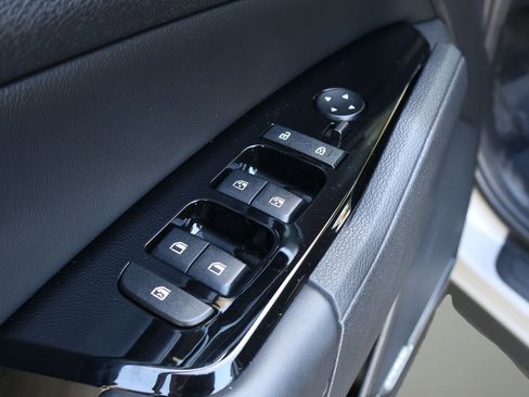 Used 2024 Kia Sportage SX image 9