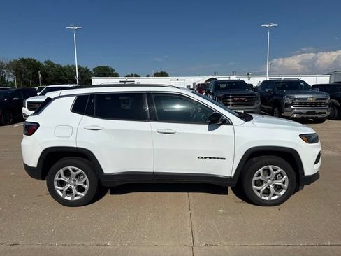 Used 2024 Jeep Compass Latitude AWD/4WD image 2
