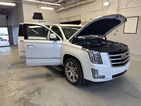 Used 2017 Cadillac Escalade ESV Premium Luxury AWD/4WD image 7