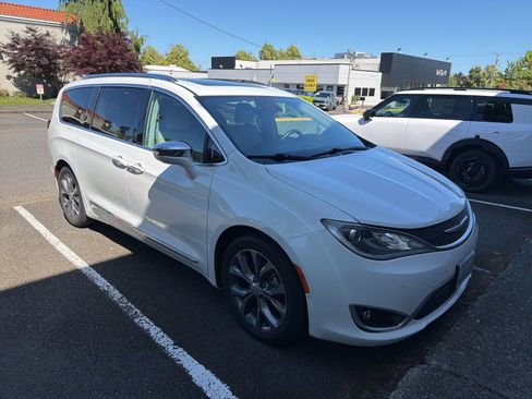 Used 2018 Chrysler Pacifica Limited FWD image 3
