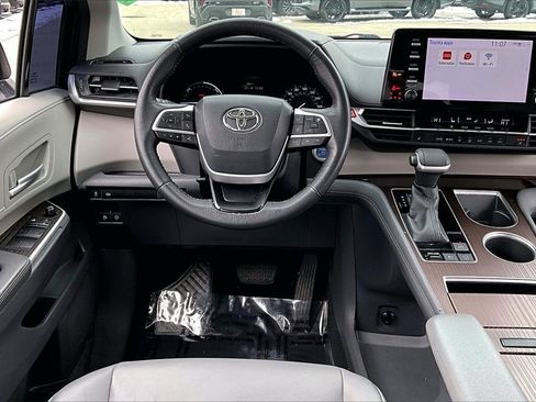 Used 2022 Toyota Sienna XLE image 17
