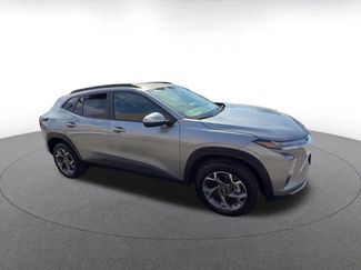 Used 2025 Chevrolet Trax LT w/ LT Convenience Package FWD video 2