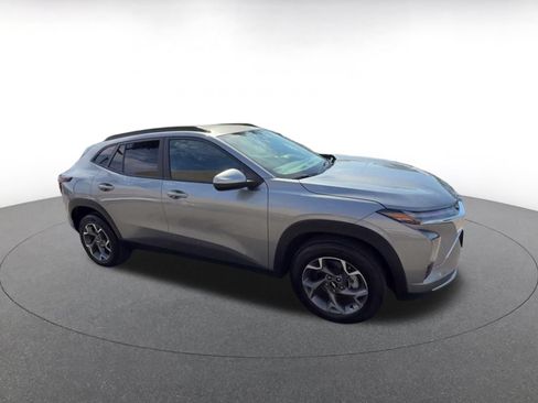 Used 2025 Chevrolet Trax LT w/ LT Convenience Package FWD image 2