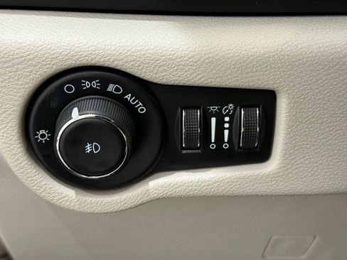 Used 2024 Chrysler Pacifica Touring-L image 31