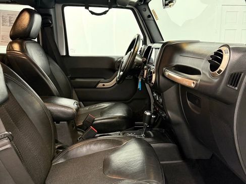Used 2017 Jeep Wrangler Unlimited Sahara image 15