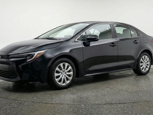 Used 2025 Toyota Corolla LE FWD image 3